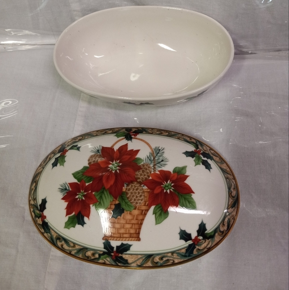 Mikasa Christmas Oval Candy/Trinket Dish Porcelain Ceramic Basket of Poinsettas - Picture 2 of 7